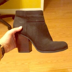 Comfy Kenneth Cole Reaction boots. Upper leather
